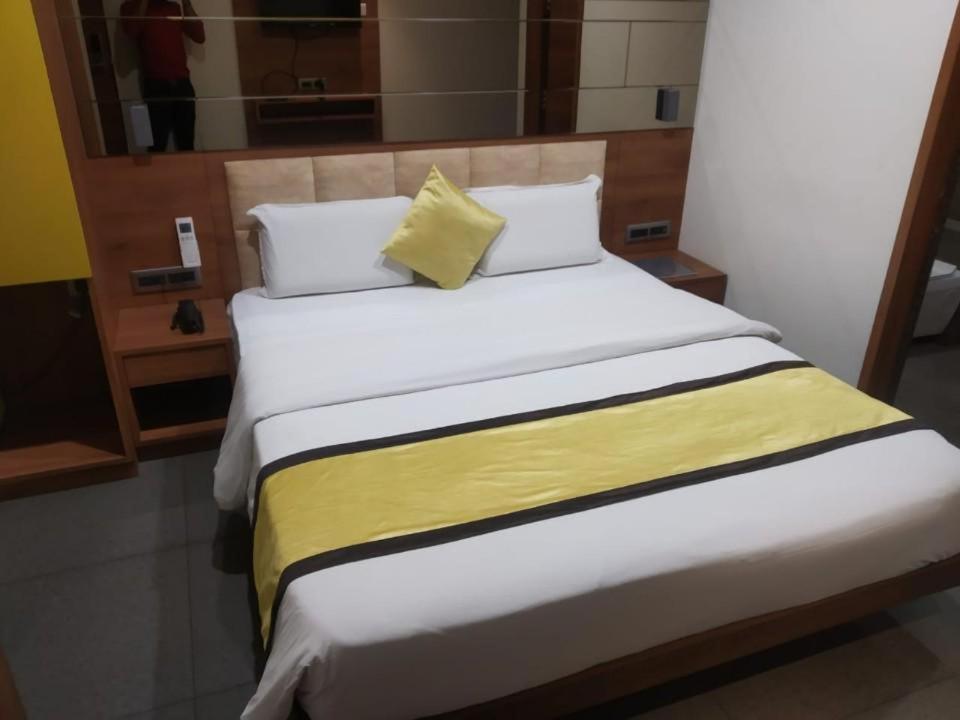 Hotel Avaante Ahmedabad Formerly Known As The Orchid Hotel Buitenkant foto