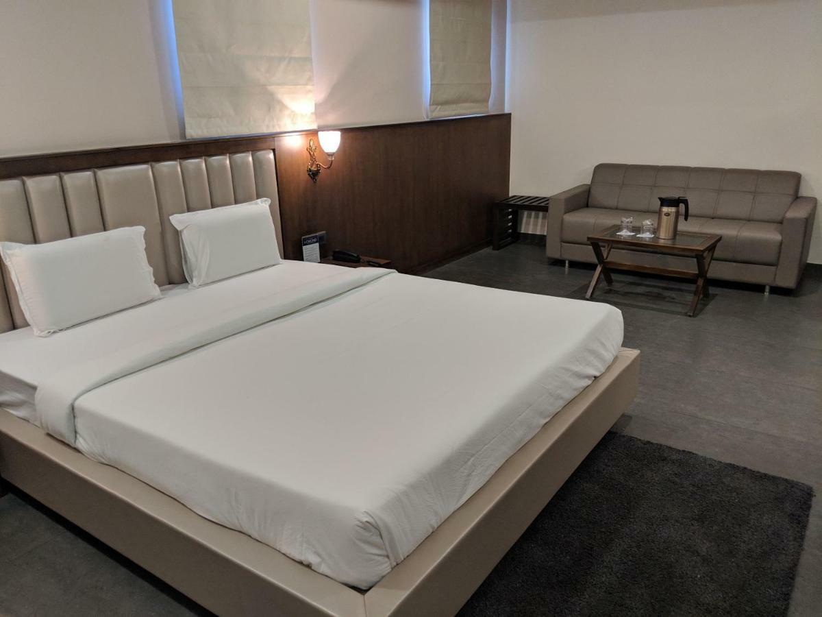 Hotel Avaante Ahmedabad Formerly Known As The Orchid Hotel Buitenkant foto
